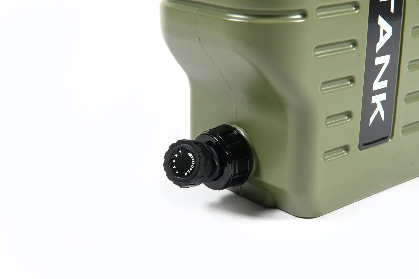 Канистра для хранения воды на открытом воздухе