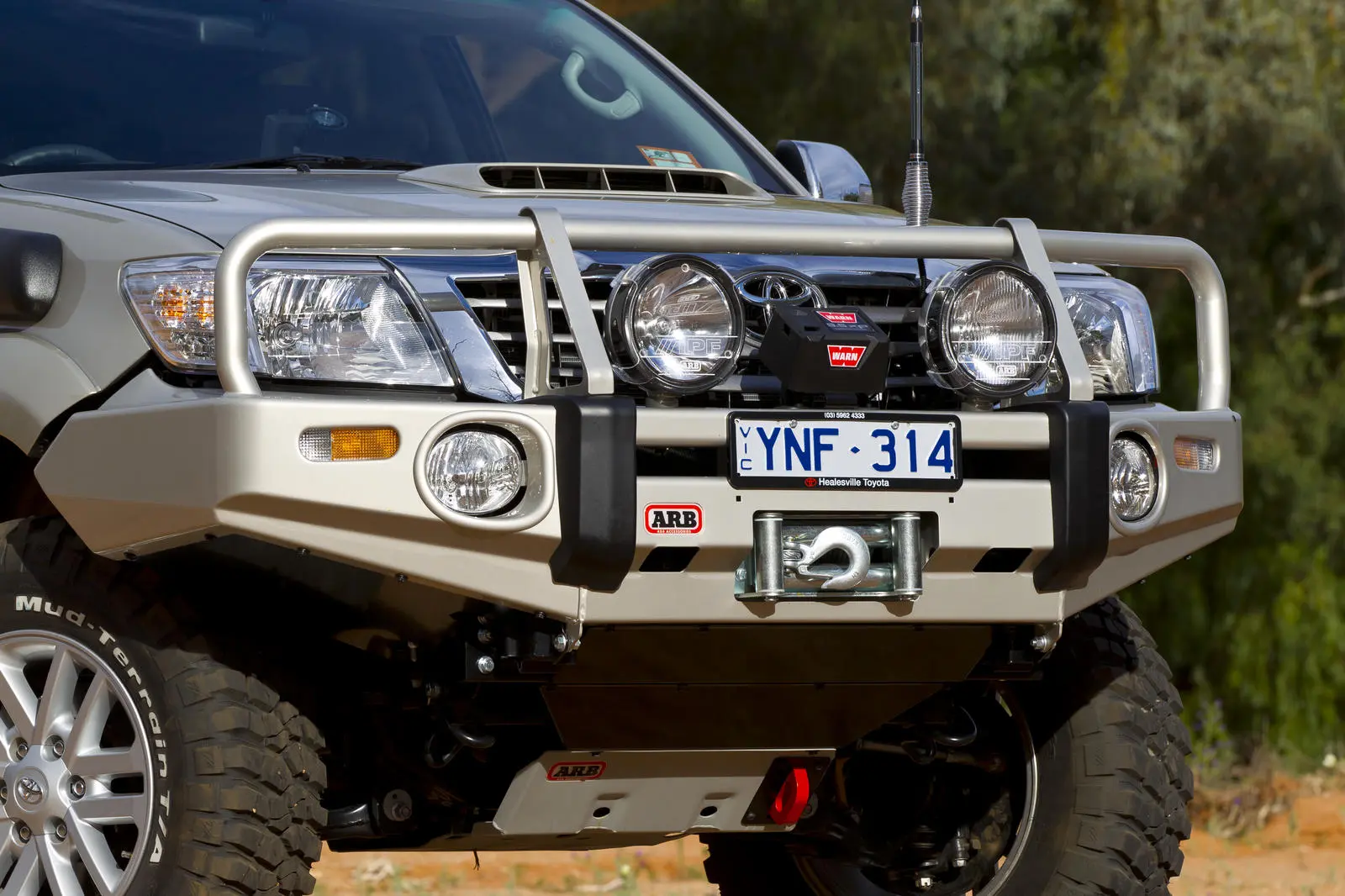 Бампер Hilux 2011 on с подкрылками