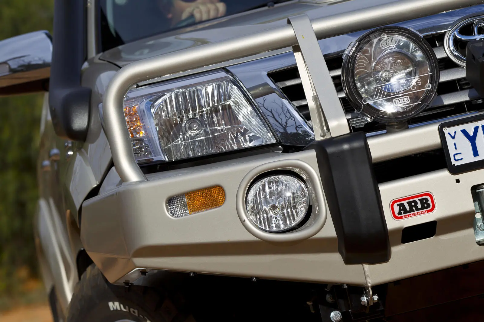 Бампер Hilux 2011 on с подкрылками