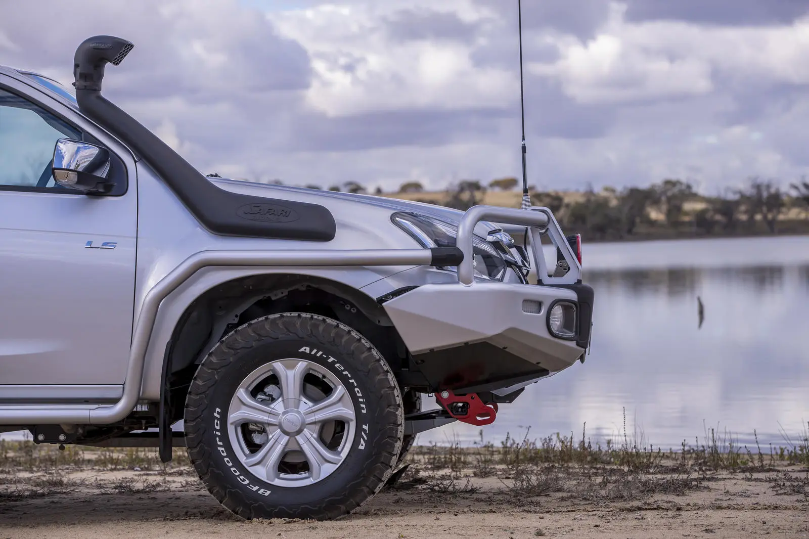 Бампер  D-Max 11/16 on (Facelift Model)