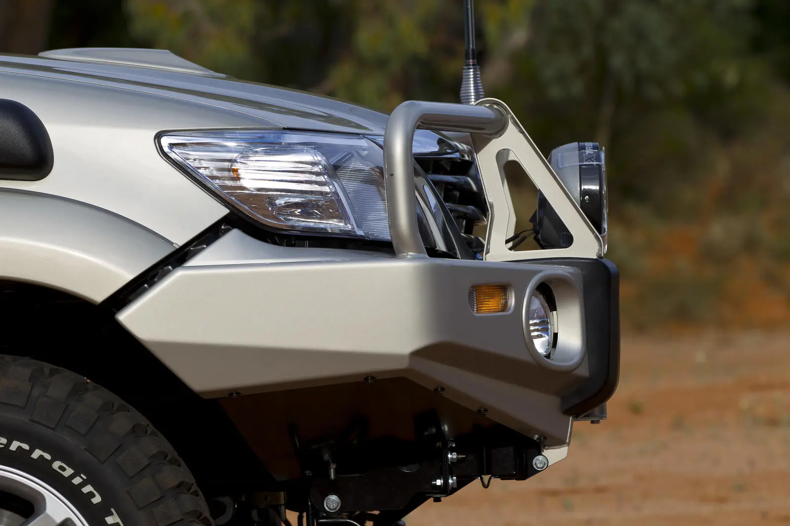 Бампер Hilux 2011 on с подкрылками