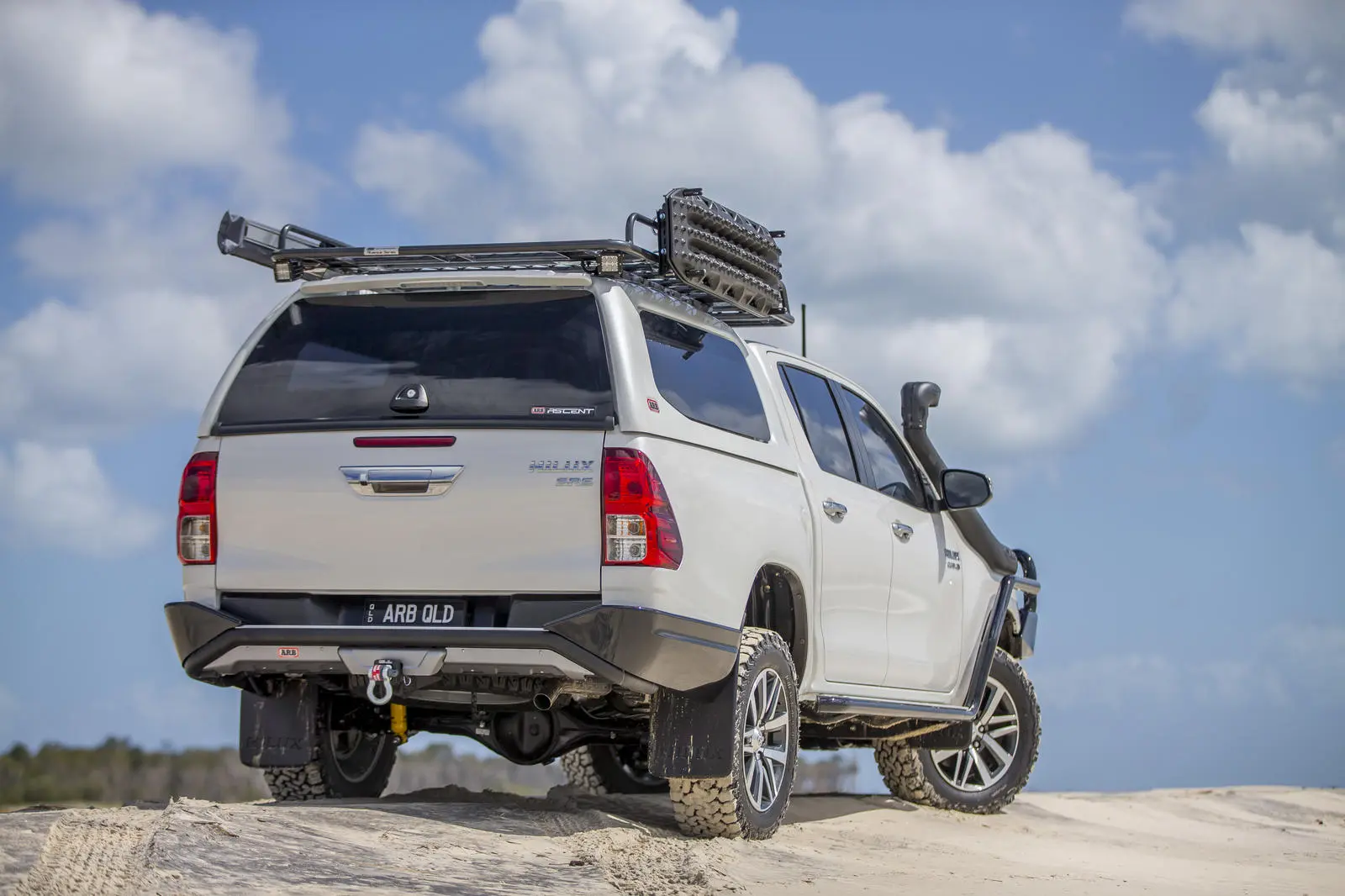 Задний бампер Hilux 15>