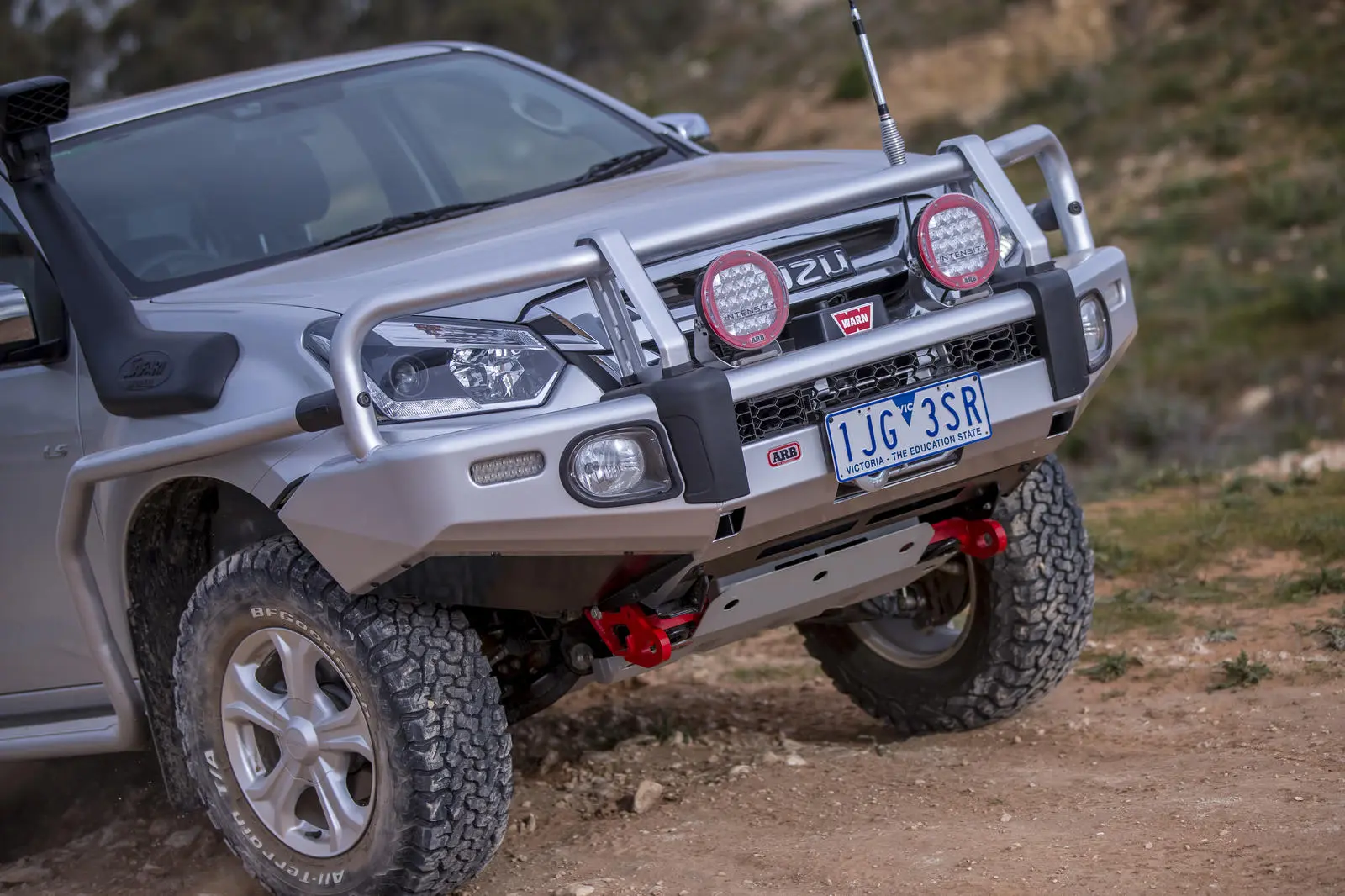 Бампер  D-Max 11/16 on (Facelift Model)