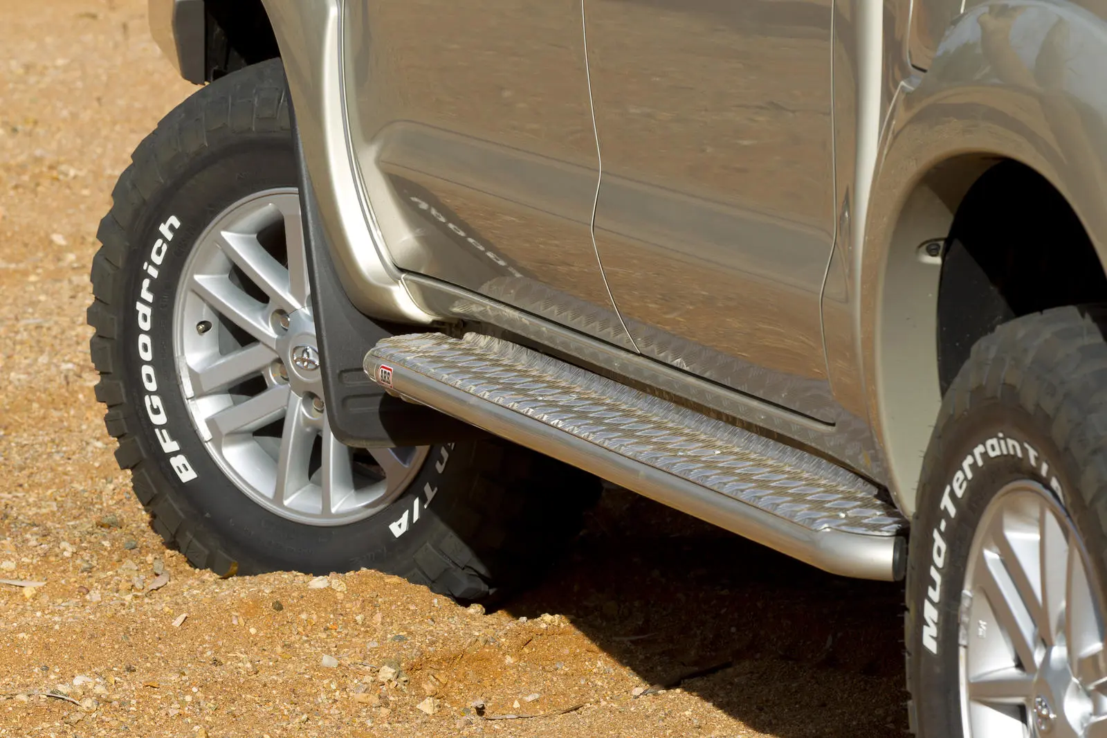Подножка кузова HILUX 0.5on