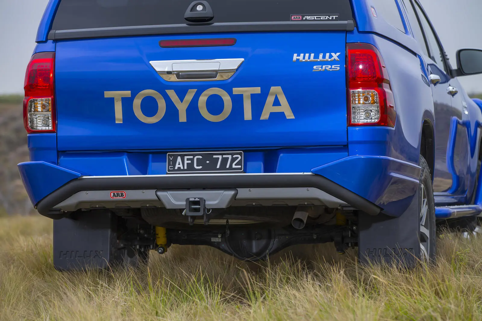 Задний бампер Hilux 15>